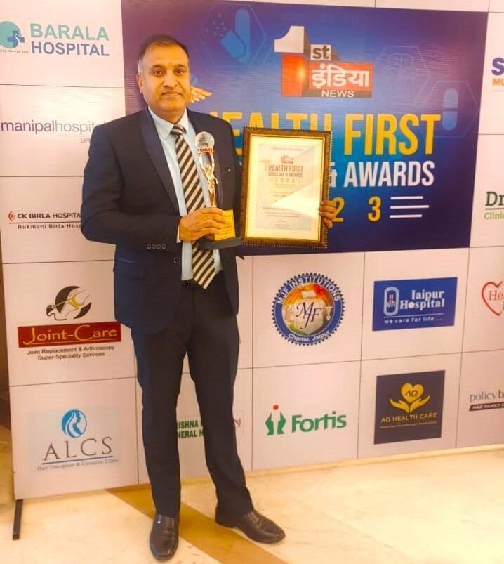 Dr Ravi Gupta Receiving an Award